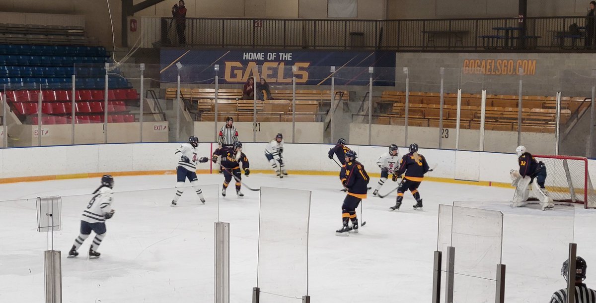 lawlork1's tweet photo. @LSS_Athletics @LaSalle_LDSB was well represented tonight on the ice!  Shelby Sly for Queens &amp; Abby Howland for UofT!!🏒💛🖤🏒 https://t.co/7kxnnW3l8Y