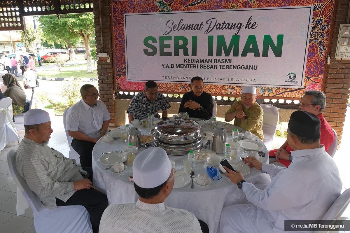 DrAhmadSamsuri's tweet photo. Gembira dapat bertemu mata dengan sahabat-sahabat yang terdiri daripada AJK PAS Pusat, YB Parlimen PAS Malaysia, YB ADUN dan Pegawai Penyelaras DUN Terengganu di kediaman saya.

Bukan senang boleh berkumpul macam ni, masing-masing banyak komitmen yang perlu diuruskan. https://t.co/AdY38cjbiS