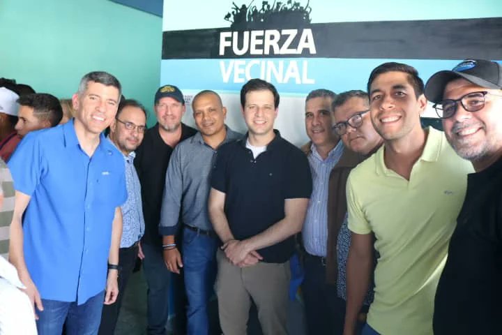 futuropalavecin's tweet photo. El futuro de nuestro país es el éxito de la unión democrática. 

Hoy parte de nuestro equipo Municipal asistieron a la inauguración de la sede de nuestros compañeros de Fuerza Vecinal en nuestro municipio donde tuvieron un grato encuentro con Líderes Nacionales. https://t.co/tyOvFU3gev