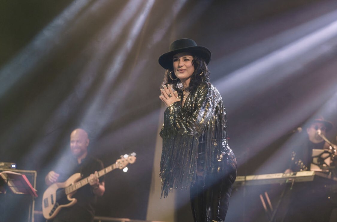 jefevergara's tweet photo. Hace días me pidieron que toque junto a la cantante venezolana Karina, su bajista no logró venir a Ecuador y tuve que tocar sin saber leer partituras, sin ensayar y sin hacer prueba de sonido; fue un show espectacular, en menos de 24 horas tuve que aprenderme todo el repertorio✌🏼 https://t.co/meg8GObfAx