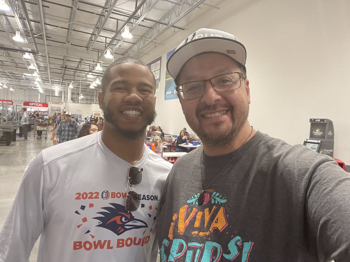 Ran into @thefrankharris at Costco today. Very nice guy!

Told him we gotta beat Texas State next season so I can keep bragging rights over my wife.

Go Runners!

#BirdsUp #210TriangleOfToughness