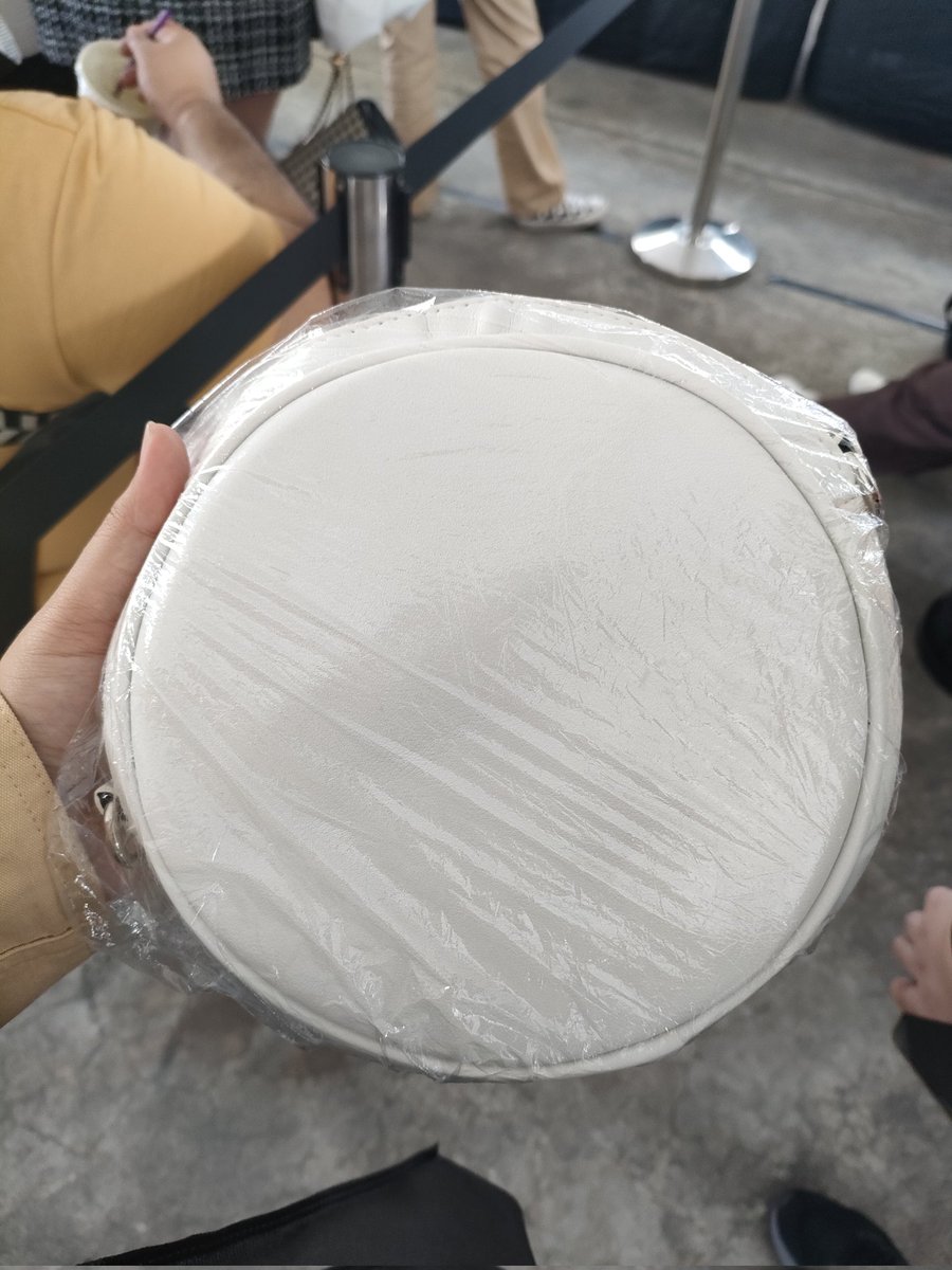 rj_cart's tweet photo. Hellooo! I'll be giving away one (1) unofficial light ring bag as well as mini snack packs hehe I'll post my loc nalang later :)

Like and rt nalang to spread
(winner of lr bag will be drawn from the rt-ers)

Thank you!! https://t.co/ufw2Kpzpfd