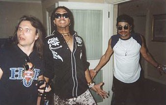slashworldarg's tweet photo. #slashoffstage 

@slash con Matt Laug y Rod Jackson en un backstage de Slash’s Snakepit. 

🤘🎩🌎

#slash #slashssnakepit #offstage #rodjackson https://t.co/NGxtWYdaZE