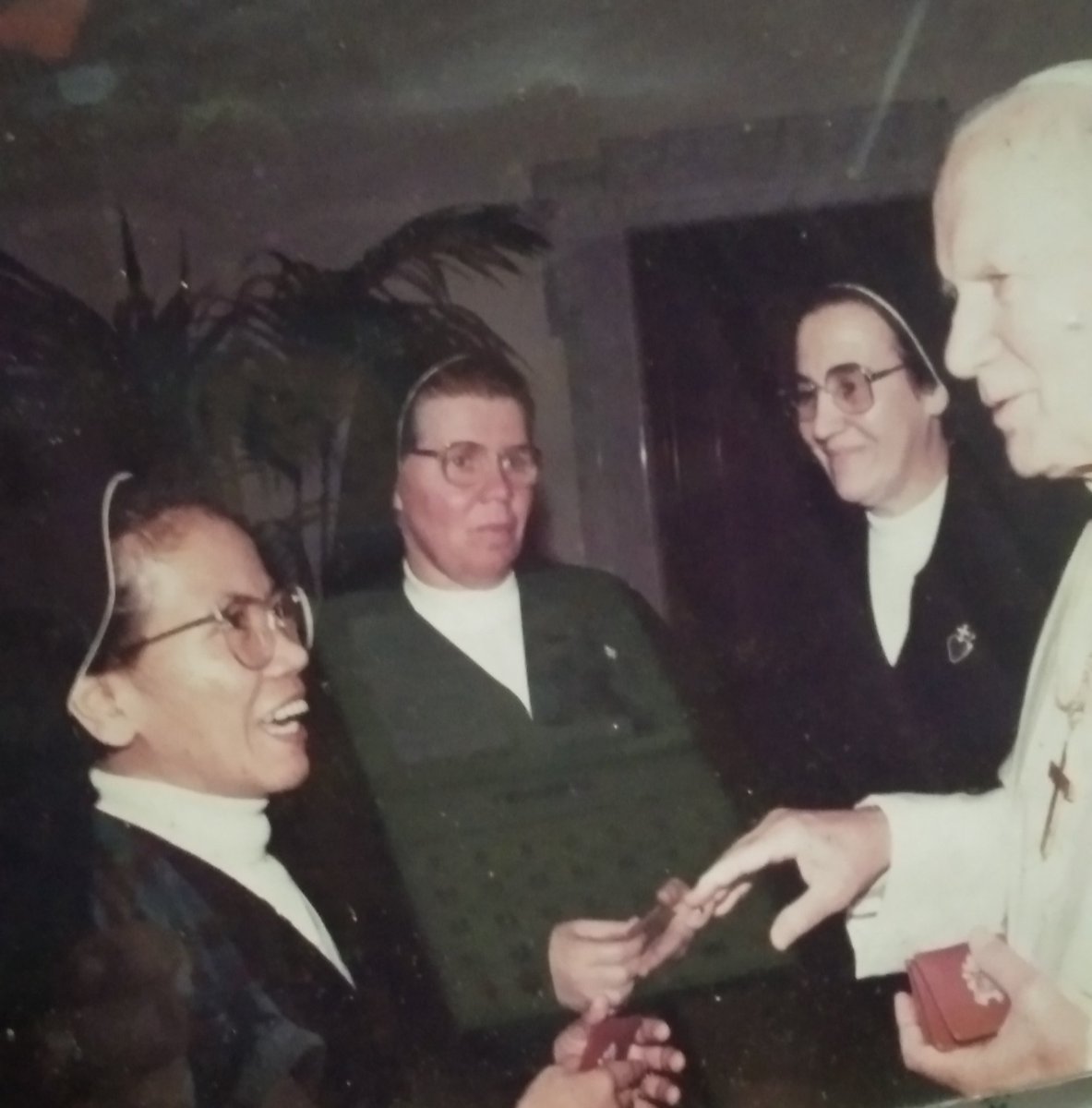PLeganada's tweet photo. @JohnGutu67 When I met St.John Paul. Amen. https://t.co/120C4FY2sk