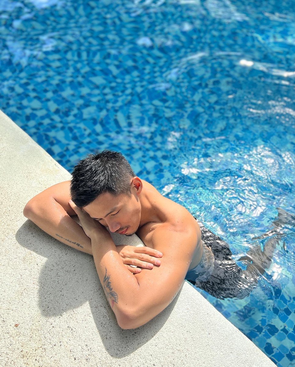 elixeeeeer's tweet photo. Pool time https://t.co/LD1D75Mxg6