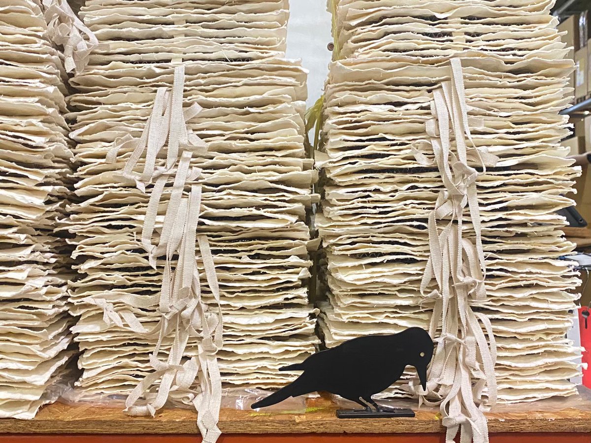 museuming_bees's tweet photo. 巣を作る。
 
誰かにいらないと手放された
可能性を秘めた材料たちで
 
出来上がった巣は称賛を浴びた。
 
使い捨て、が当たり前の時代で
変わったことをしたからだろうか。
 
当たり前を謳った誰かは
この巣をどうみるだろうか。

709
#museuming #MAKOO https://t.co/NMhosjadC3