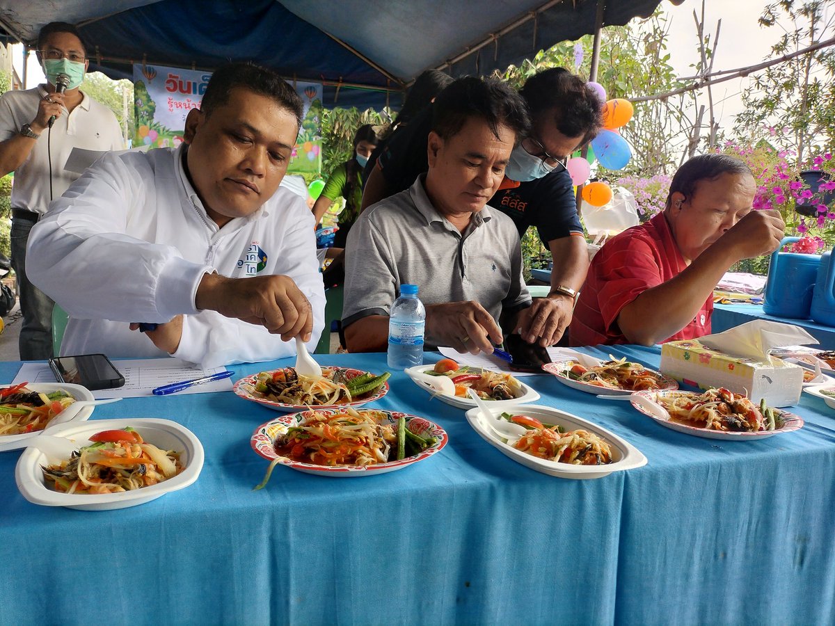 เป็นกรรมการตัดสินแข่งส้มตำ 
ชุมชน ดอกไม้ เขตประเวศ ทั้งร้อนทั้งเผ็ด  แต่สู้สุดแรงครับ 

#ต้อม_อภิชาติ_จรัสโภคา
#สร้างอนาคตไทย