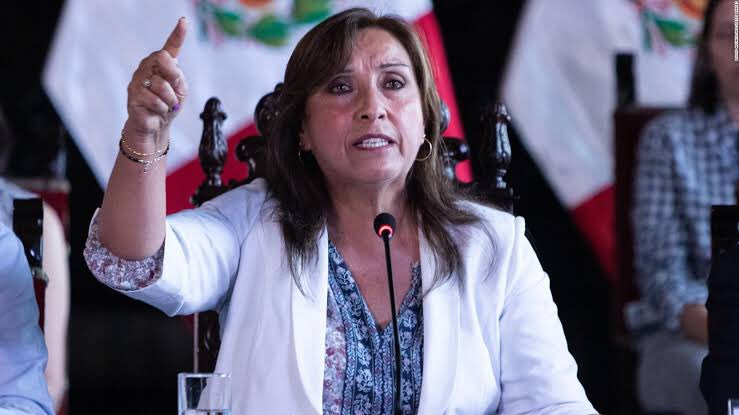 ArequipaAlDia's tweet photo. Bien DINA.. no RENUNCIARÁ.. hacerlo, hubiese sido ceder a los actos vandálicos de la izquierda radical y violentista https://t.co/dBpMuKDO0j