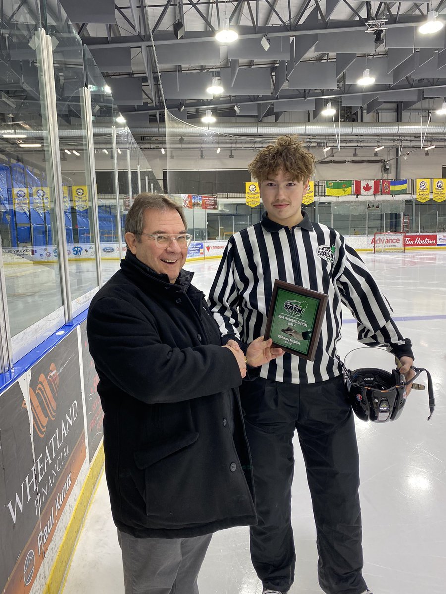 Melville’s own Logan Halarewich receiving the 2021-22 Most Promising Official Award tonight at the U18AA game! #ThanksStripes @hockeysask  @HockeySask_ODP