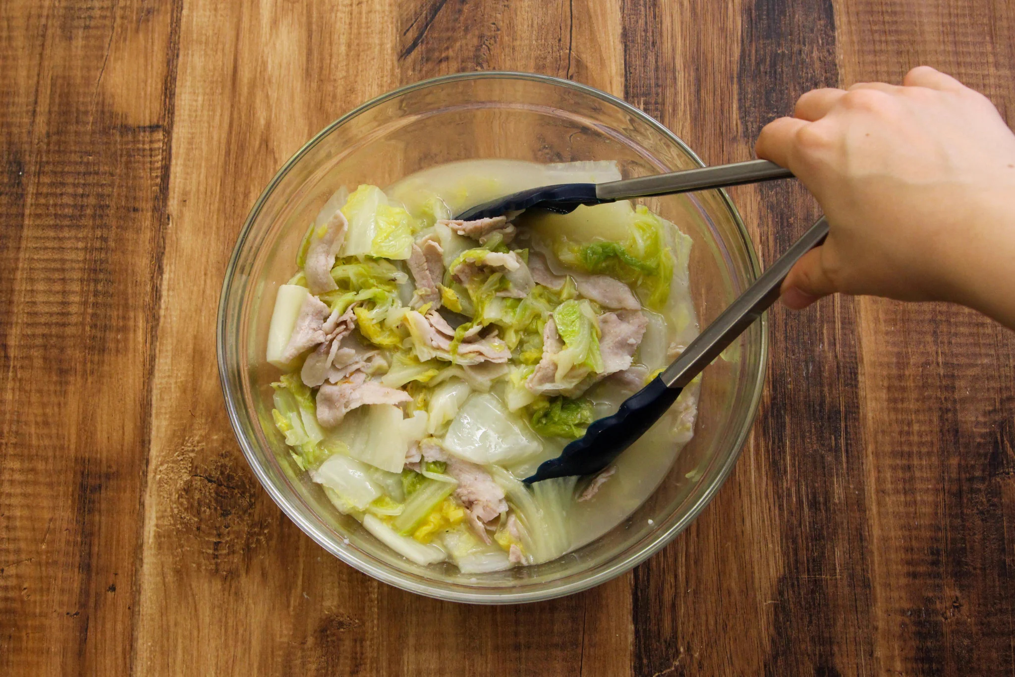 仕事帰りで疲れているようなときでも作れそう！電子レンジで作れる、豚バラ肉×白菜レシピ！