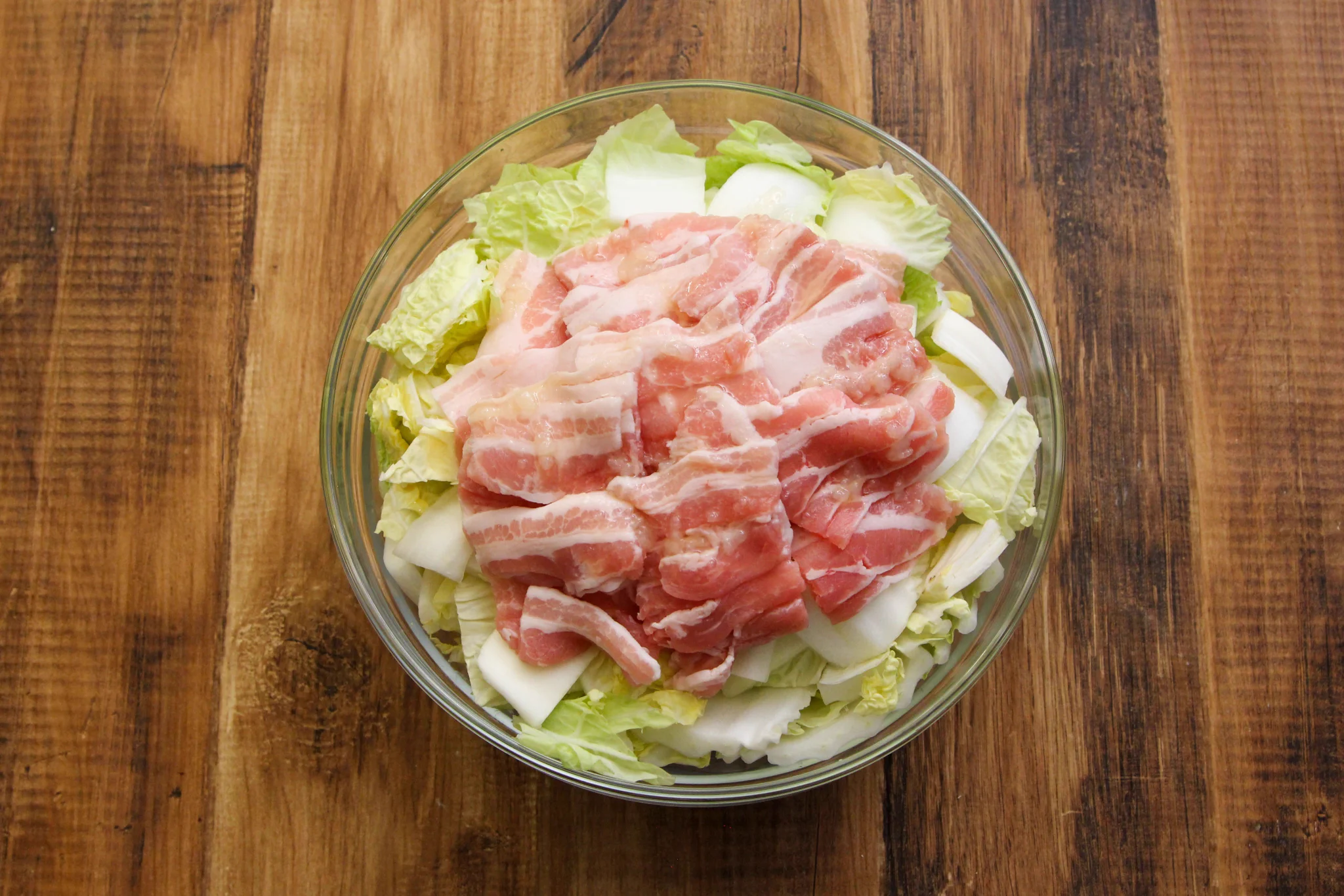 仕事帰りで疲れているようなときでも作れそう！電子レンジで作れる、豚バラ肉×白菜レシピ！