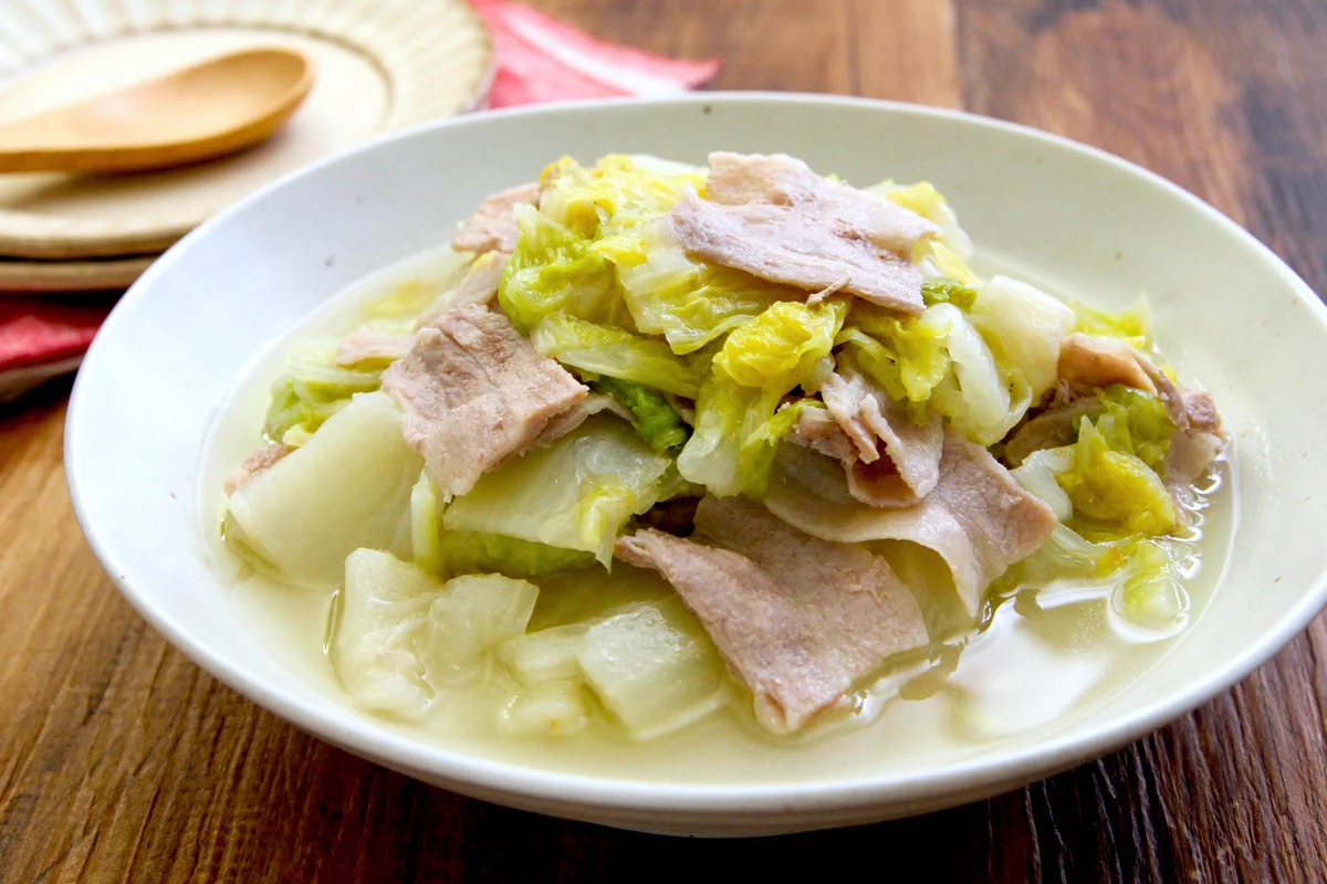 仕事帰りで疲れているようなときでも作れそう！電子レンジで作れる、豚バラ肉×白菜レシピ！