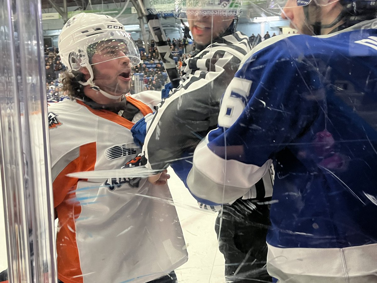 FredProjeanRC's tweet photo. C’était seulement une 2e visite dans son patelin pour Zacharie Giroux, des @FlintFirebirds, après un peu plus de 100 matchs dans la @OHLHockey. Plusieurs membres de sa famille l’attendaient après la défaite de son club, 6 à 4, contre les @Sudbury_Wolves. #icino https://t.co/i3SYJgrdai