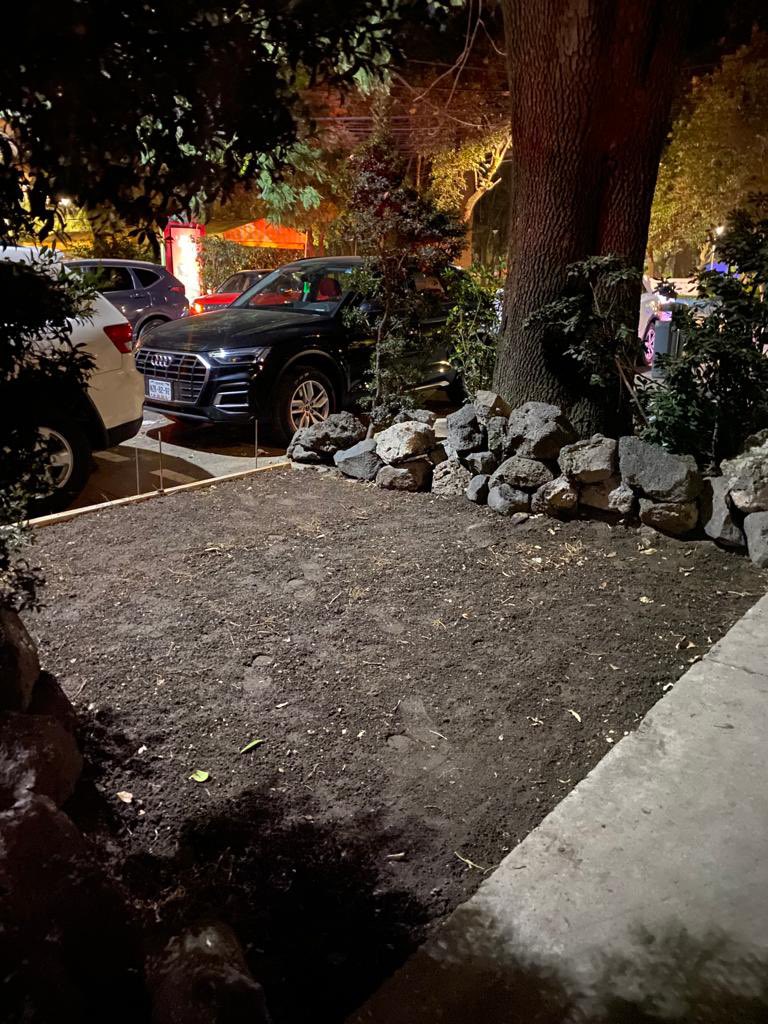 lavozdepolanco's tweet photo. ¡Delito ambiental en la alcaldía @AlcaldiaMHmx ! Destruyen jardineras en #EmilioCastelar149 para colocar enseres en vía pública. Exigimos que @mauriciotabe @cesar_m_garrido actúen de inmediato como el caso de #Karpos @PAOTmx @Claudiashein https://t.co/AIjLFXcEV6