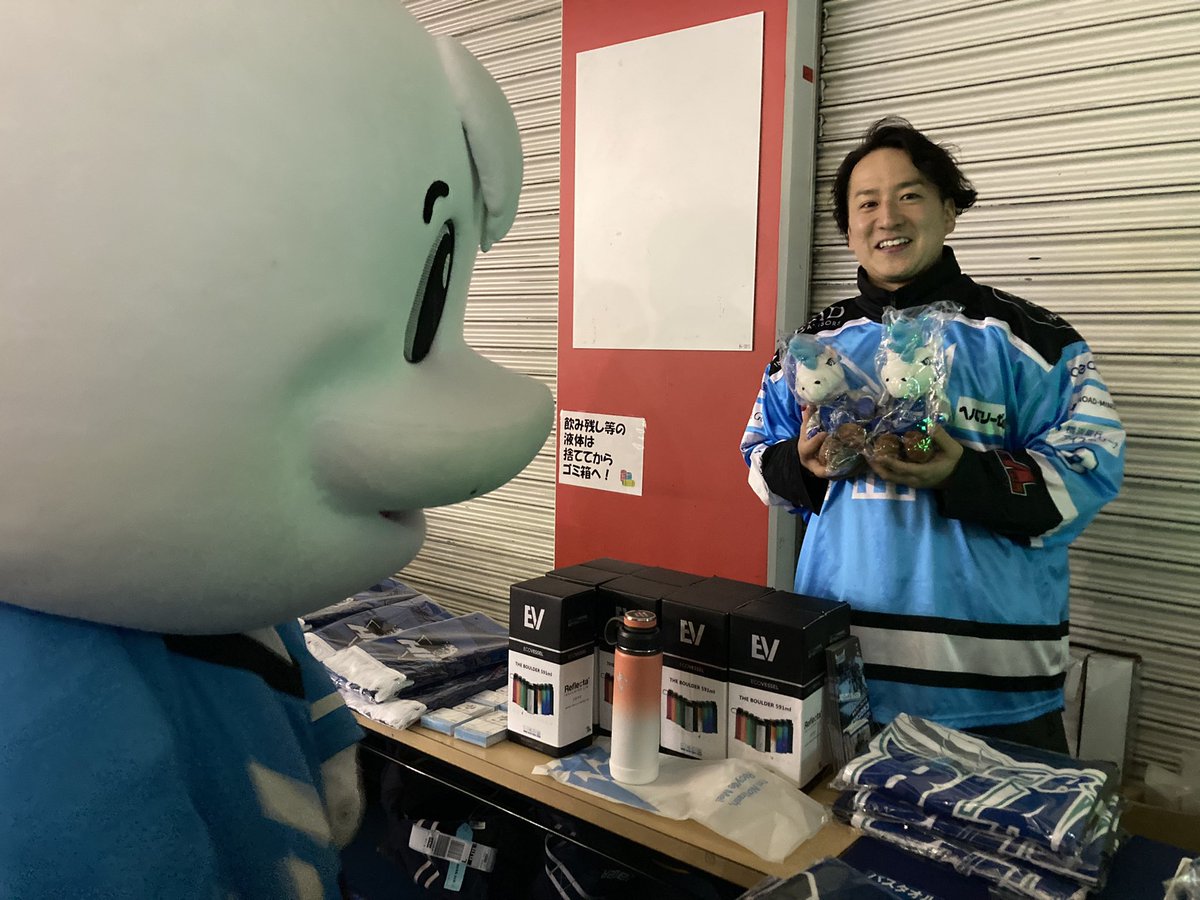 GRITSGOODS's tweet image. ブレイジーを販売しているしゅうじさんに嫉妬するグルーガ😂😂

#アイスホッケーヒーローズ2