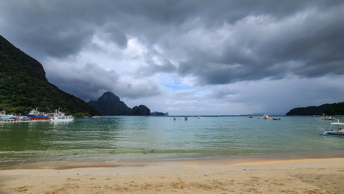 ElNidoArtcafe's tweet photo. We are experiencing in #ElNido just a #rainclouds and just a few rain drops due to the #LowPressure which is near Surigao, far from #Palawan.
Still beautiful to take tours and go #swimming. On #Monday, the #Amihan is going to bring wind again for #Windsurfers #Kiters. #elnido https://t.co/yWWhz2x1MB