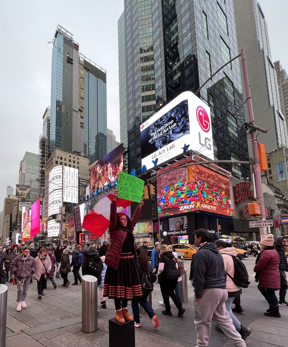 AraceliPomaZ's tweet photo. Ha sido muy duro hacer esto para mí.
Pero es lo mínimo que puedo hacer -aunque sea en solitario- si quiero ser consecuente con lo que siento en estos momentos por la crisis de mi país. 

#NiUnaMuerteMas

Nueva York, 11 de enero.

Araceli Poma https://t.co/bhgx8n9tcZ