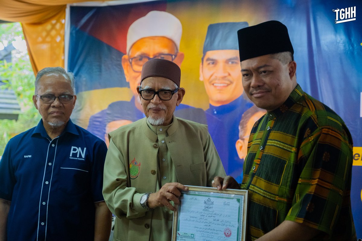 abdulhadiawang's tweet photo. Alhamdulillah syukur kepada Allah, PAS telah menerima ratusan permohonan menjadi ahli PAS daripada mantan pemimpin UMNO dan tokoh masyarakat di Negeri Sembilan hari ini. https://t.co/sL33tuBLLk