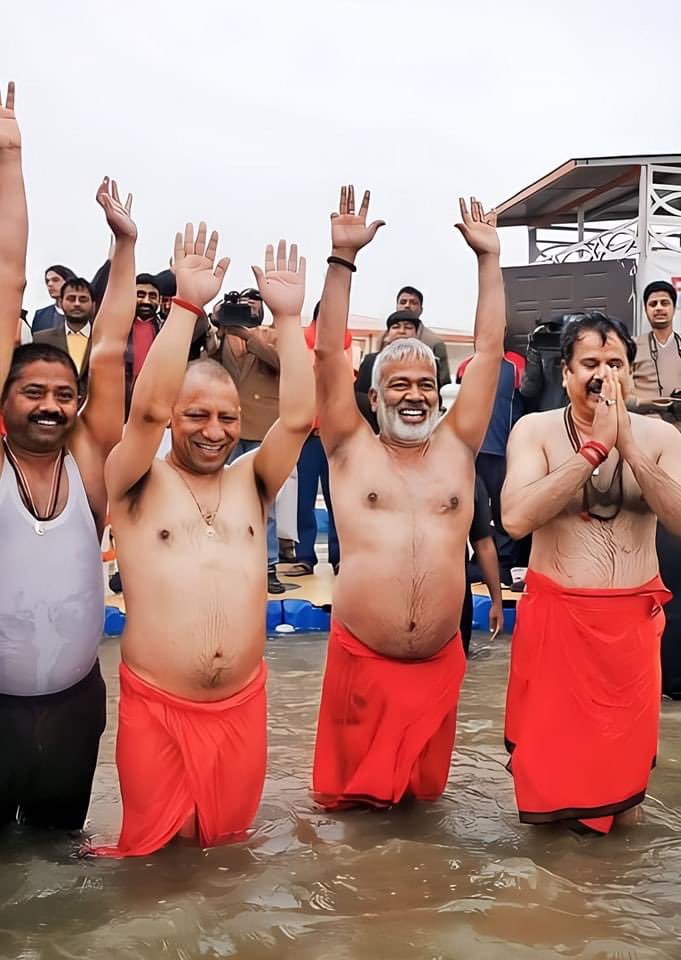 जय माँ गंगे!

#मौनी_अमावस्या_पुष्पवर्षा 
x.com/i/spaces/1ynJO…