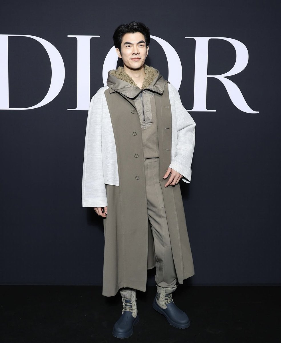 ATaleOfTaeBae's tweet photo. Three of my favorite people went to #DiorWinter23 fashion show & they were all so handsome! 🤍✨
(#Mile) - Thai actor & musician of #BeOnCloud
(#Jimin) - Member of global band, #BTS & Global Ambassador for @Dior
(#Jhope)- Member of global band, BTS & producer of #BigHitEnt. https://t.co/cm3ZqL389b