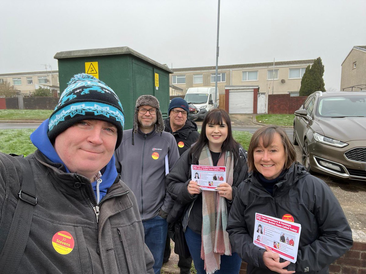 It was VERY cold 🥶 in Brynfedw this morning but our ace #Llanedeyrn &amp; #Pentwyn Councillor <a href="/MoultrieJess/">Cllr Jess Moultrie 🌹✨</a> &amp; @CardiffCentLAB team had a lot of good conversations with residents and there was plenty of interest in my cost-of-living advice hub. Accessible here jostevens.co.uk/cost-of-living…