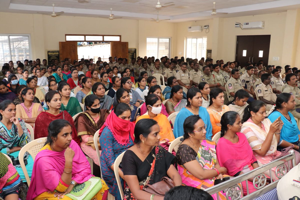 KAKINADAPOLICE's tweet image. ఆంధ్రప్రదేశ్ రాష్ట్ర స్థాయి పోలీస్ రిక్రూట్మెంట్ బోర్డ్ #APSLPRB వారిచే ది. 22-01-2023 తేదీన నిర్వహించబోవు SCT కానిస్టేబుల్ ప్రిలిమ్స్ వ్రాత పరీక్షకు సంబందించిన భద్రతా ఏర్పాట్ల పై పోలిస్ అధికారులకు, సిబ్బందికి తగు సూచనలు, ఆదేశాలు జారీ చేసిన జిల్లా SP శ్రీ M. రవీంద్రనాథ్ బాబు IPS.