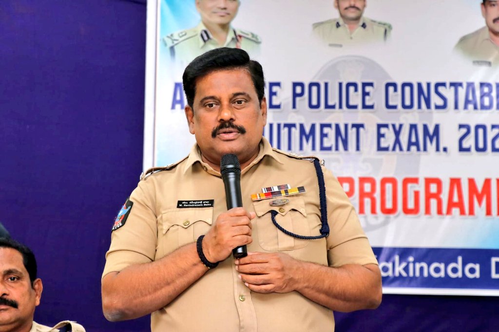 KAKINADAPOLICE's tweet image. ఆంధ్రప్రదేశ్ రాష్ట్ర స్థాయి పోలీస్ రిక్రూట్మెంట్ బోర్డ్ #APSLPRB వారిచే ది. 22-01-2023 తేదీన నిర్వహించబోవు SCT కానిస్టేబుల్ ప్రిలిమ్స్ వ్రాత పరీక్షకు సంబందించిన భద్రతా ఏర్పాట్ల పై పోలిస్ అధికారులకు, సిబ్బందికి తగు సూచనలు, ఆదేశాలు జారీ చేసిన జిల్లా SP శ్రీ M. రవీంద్రనాథ్ బాబు IPS.