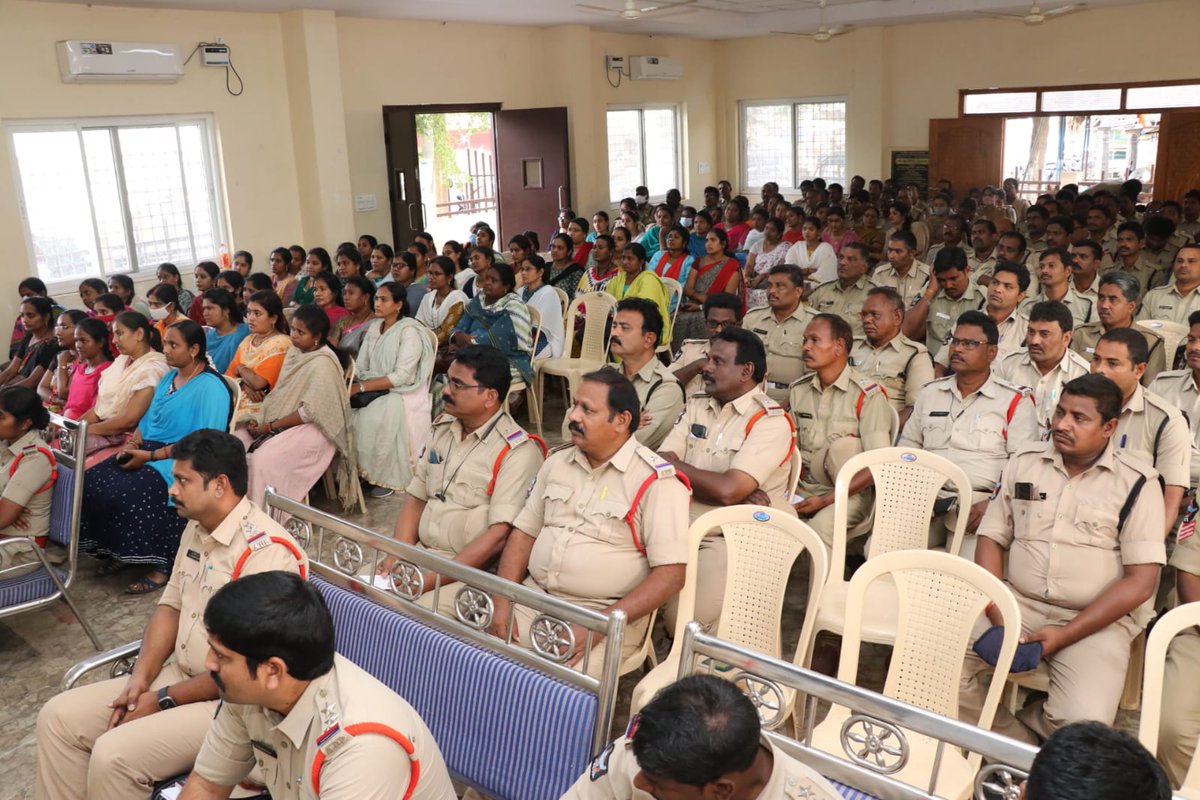 KAKINADAPOLICE's tweet image. ఆంధ్రప్రదేశ్ రాష్ట్ర స్థాయి పోలీస్ రిక్రూట్మెంట్ బోర్డ్ #APSLPRB వారిచే ది. 22-01-2023 తేదీన నిర్వహించబోవు SCT కానిస్టేబుల్ ప్రిలిమ్స్ వ్రాత పరీక్షకు సంబందించిన భద్రతా ఏర్పాట్ల పై పోలిస్ అధికారులకు, సిబ్బందికి తగు సూచనలు, ఆదేశాలు జారీ చేసిన జిల్లా SP శ్రీ M. రవీంద్రనాథ్ బాబు IPS.