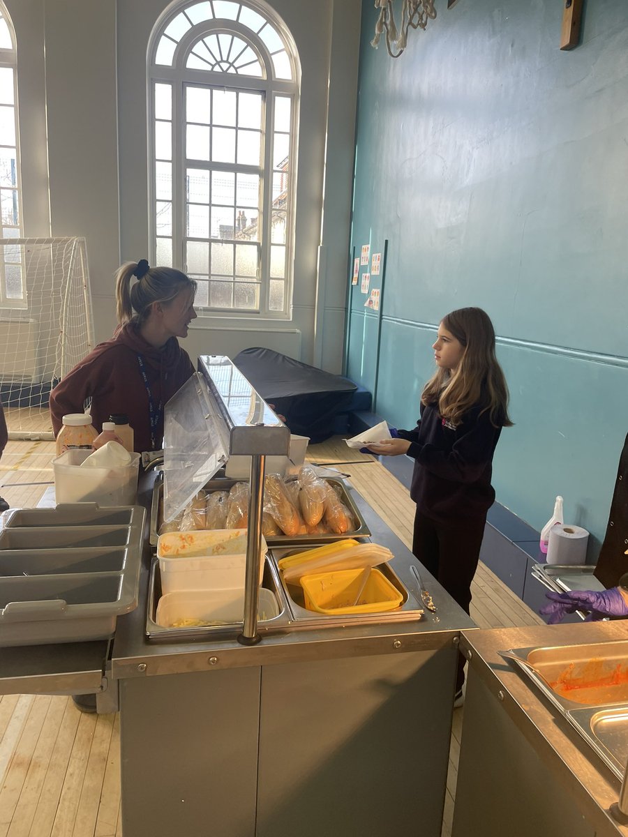 _SuttonHouse_'s tweet photo. One of our primary pupils has been lending a hand to the cook at lunchtime with the desserts. Thanks for all your help! ⭐️ #helpful #kindact #lunchtime https://t.co/pvlwFY3VRW