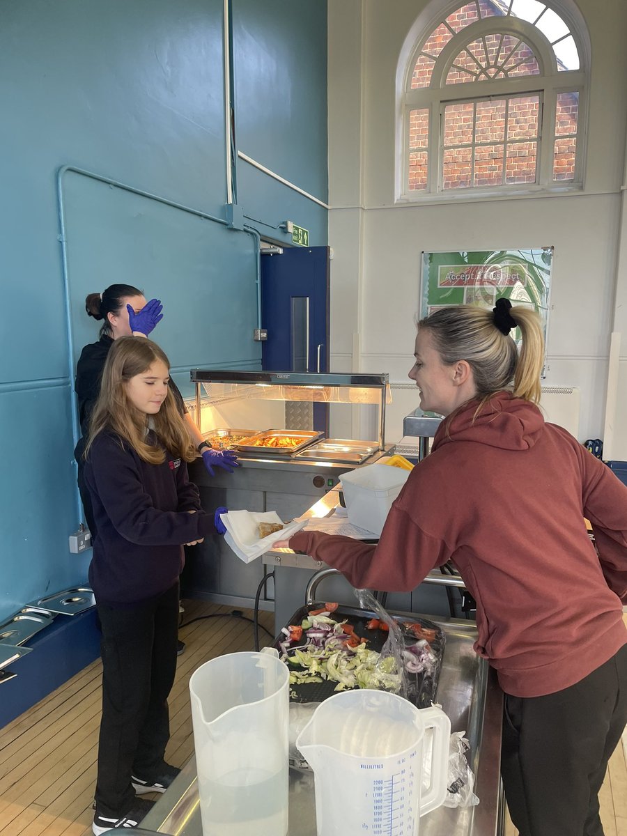 _SuttonHouse_'s tweet photo. One of our primary pupils has been lending a hand to the cook at lunchtime with the desserts. Thanks for all your help! ⭐️ #helpful #kindact #lunchtime https://t.co/pvlwFY3VRW
