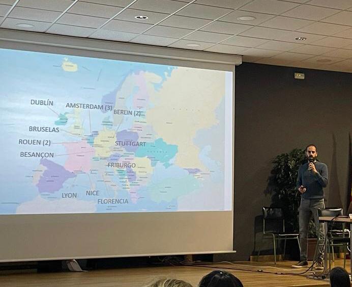 EOIOrihuela's tweet photo. Hoy hemos presentado nuestro Proyecto #Erasmus+ como ejemplo de buenas prácticas en las Jornadas Erasmus celebradas en la @EOI de Alicante. @sepiegob https://t.co/L95n226bH9