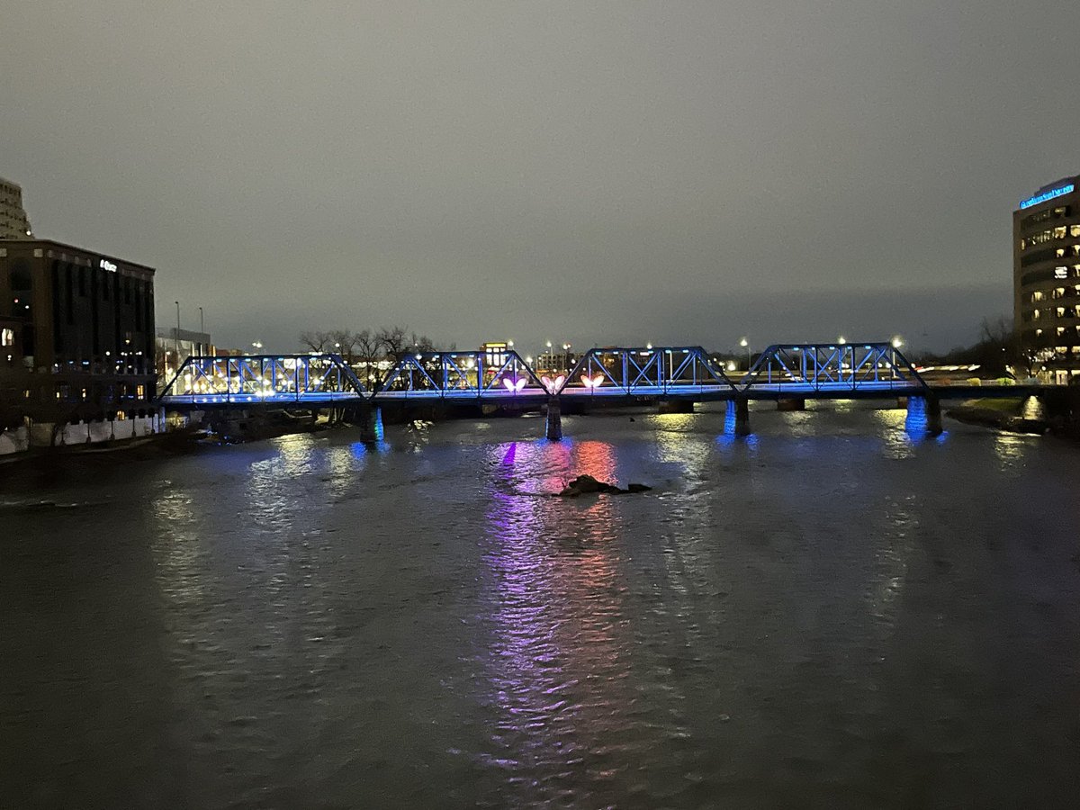 richbacolor's tweet image. Opening today’s  @MSTAMich meeting with this idea. The Grand River starts as a small stream at a fen south of Jackson. Here in Grand Rapids over 250 miles away it looks very different but still connects us. #exploremichigan #explorescience #msta2023
