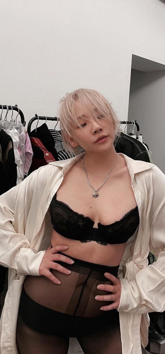 yutasnails's tweet photo. @kpopsapphic shocked and confused no one else has brought up CL but here i go <3 https://t.co/JJVvlniyCK
