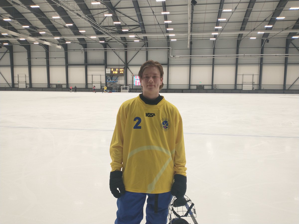 Bandyallsvensk's tweet photo. Linus Skog, stortalang i @oskbandy🌟🏑gav Sverige ledningen med 1-0 mot Norge i P-17 VM. Linus viktiga 1-0 kom på hörna efter kalasyräff. Jakten på guld går vidare för det ännu obesegrade svenska landslaget.
📷: @Bandyallsvensk
#svbandy #worldcup #bandyfest https://t.co/cB0UC4NW19