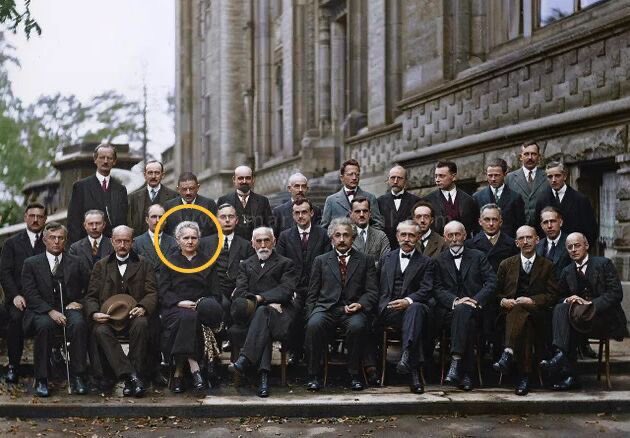 CDuranCo's tweet photo. Aquí están las grandes mentes de la ciencia reunidas durante la 5ª Conferencia Solvay sobre Mecánica Cuántica en 1927. La única mujer en esta histórica foto fue Marie Curie, sentada a dos sillas de Einstein. https://t.co/EELo8Nqpx6