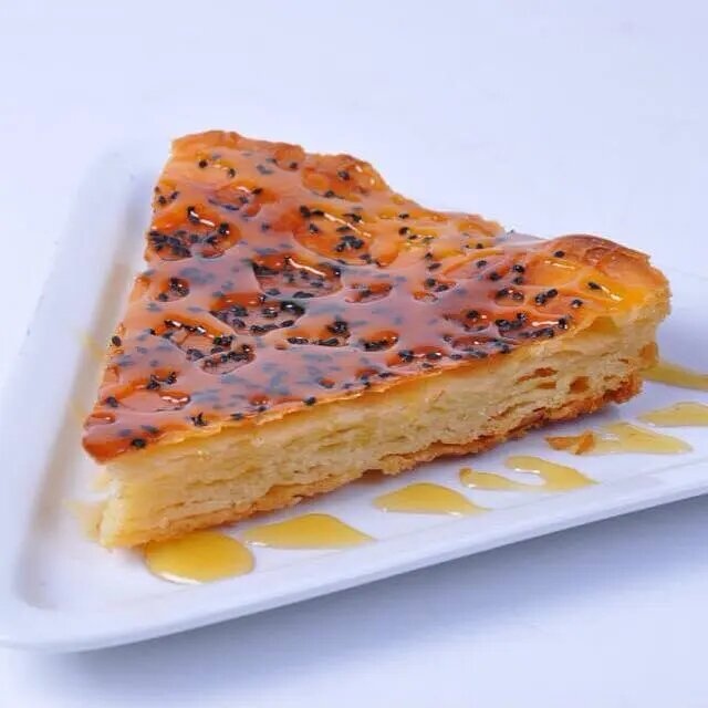 afikra's tweet photo. Bint Al-Sahn is a Yemeni sweet dish made from a dough, which is prepared by mixing white flour, eggs, yeast and samn. It is baked in multiple layers and served with honey on top. How do you like your Bint Al-Sahn?

📸 Al Aarabiya https://t.co/jpXCZ5brbU