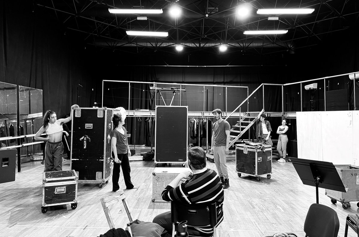 Acabem la segona setmana d'assajos de L'alegria que passa i està sent... 💥🤩

Estrenem al març al <a href="/teatrepoliorama/">Teatre Poliorama</a> 
🎟Venda anticipada amb un 30% de descompte!

#dagolldagom #teatremusical #lalegriaquepassa