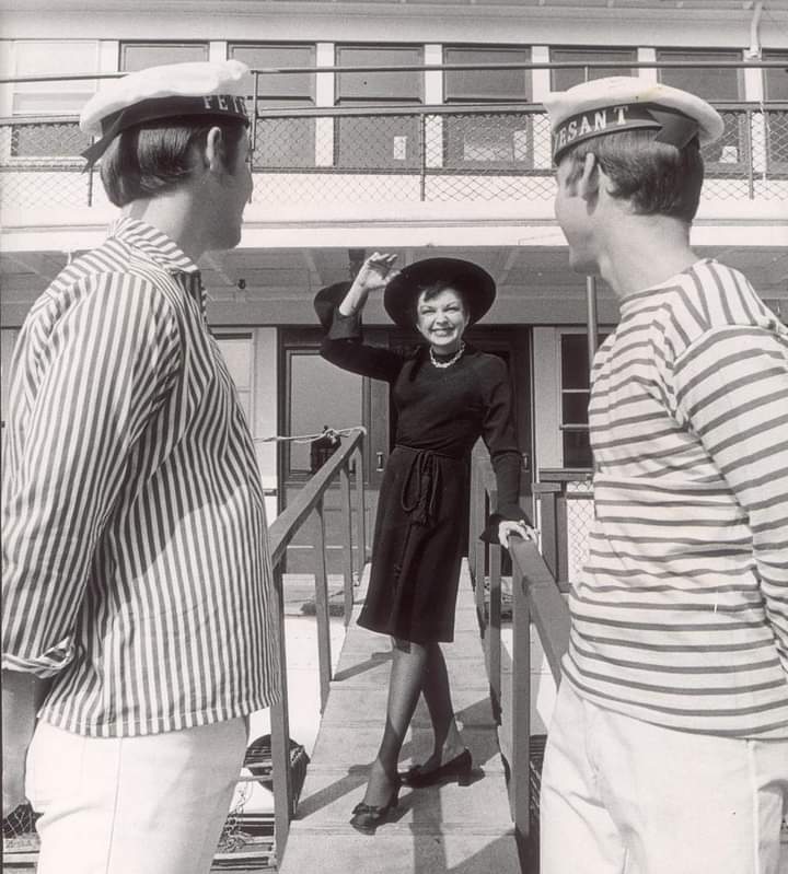 RT @OldSchoolBoston: Judy Garland exits the Peter Stuyvesant next to Anthony’s Pier 4 https://t.co/3Ts3JuaTWL