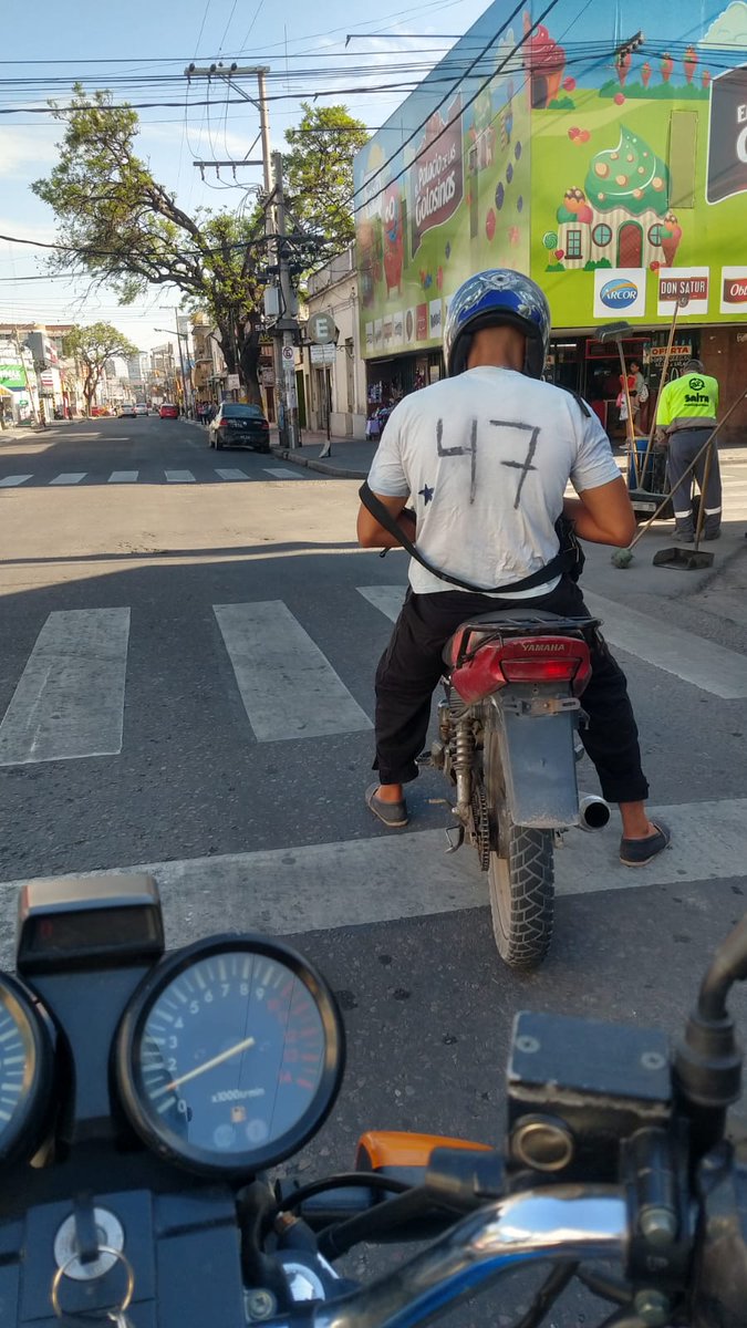 Cómo el niño que armó su camiseta de Messi con una bolsa de supermercado, en Salta hay un fanático de @kmbenavides que hizo su remera artesanal del campeón del #Dakar2023 

¿Sale una para él?