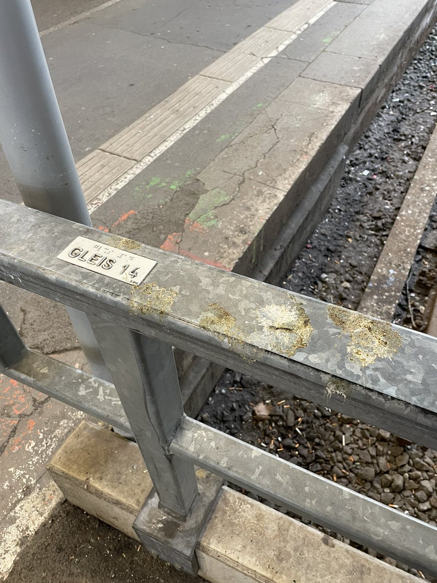 StrasserMarvin's tweet photo. Stell dir vor du bist blind und darfst in Stuttgart ertasten an welchem Gleis du bist 🫠 #bahn #deutschebahn #Stuttgart https://t.co/hIyI4KEAh7