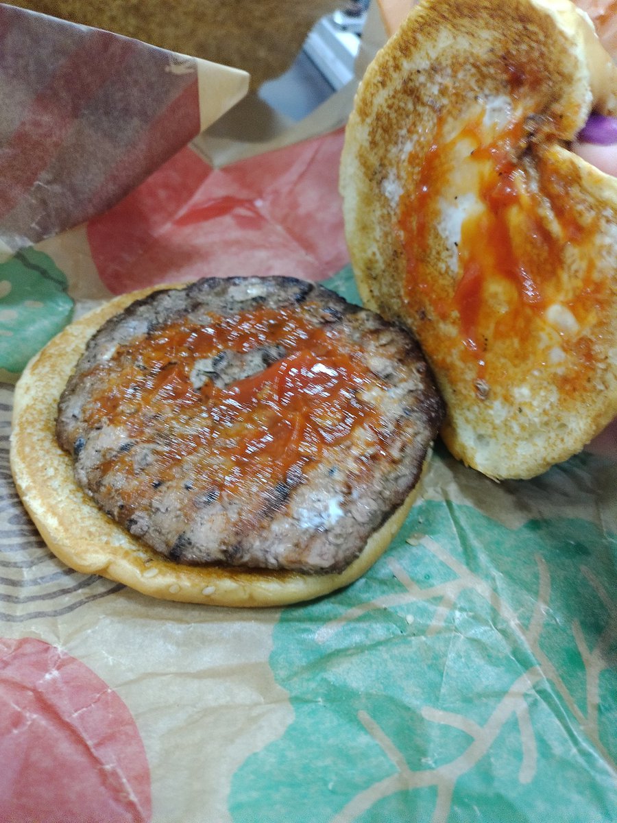 crelviracano's tweet photo. @BurgerKingMX sucursal Jarachina Reynosa. Me dejaron esperando por mi pedido para llevar un buen rato (ahí estaba la bolsa ignorada) y al llegar a mi domicilio encuentro que no tiene verduras. Yo pedí lo de cupón sin cambios. Pésimo servicio https://t.co/NQcLK8t4U4