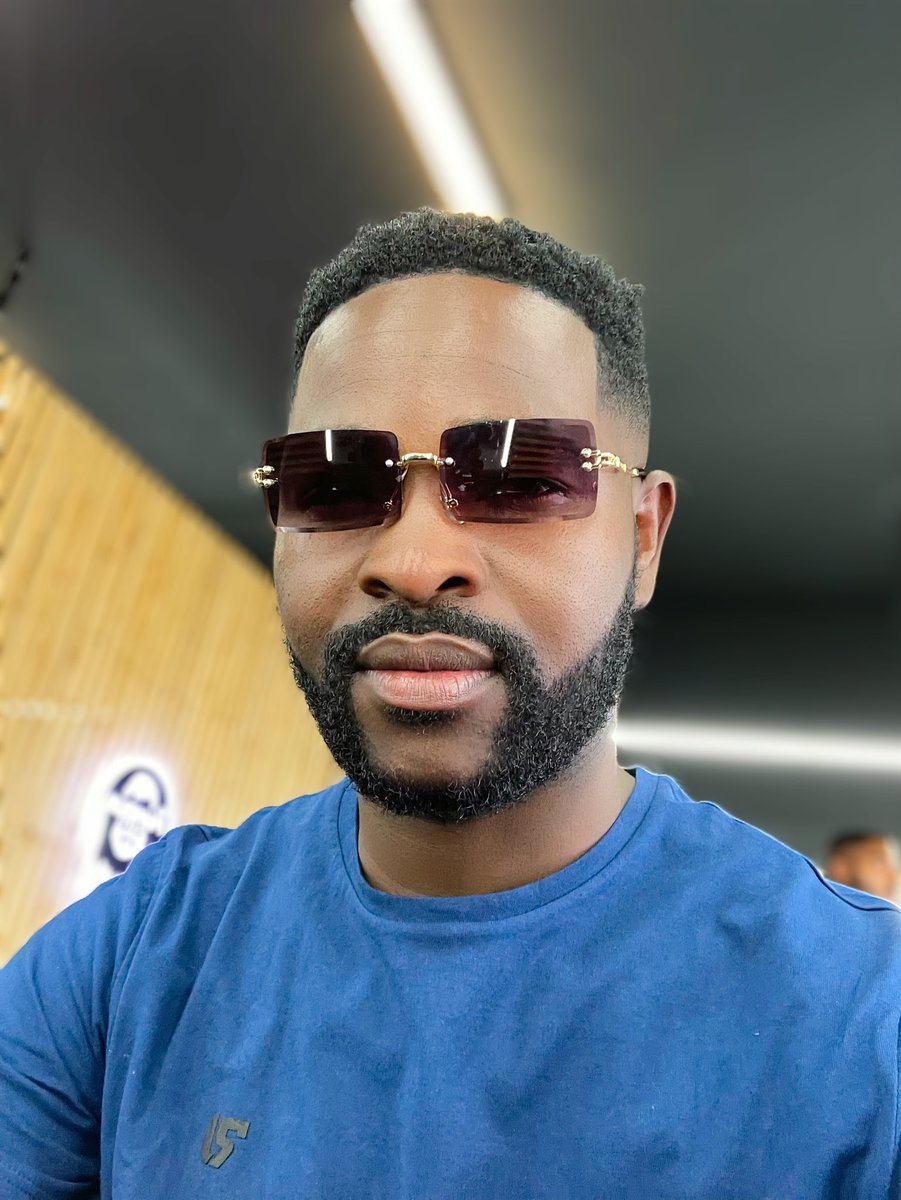 Tiano_RSA's tweet photo. @MichaelBucwa My manager @Jan_Canyon. Am tired of seeing him alone focusing on job nothing else https://t.co/xBrvfA1ZOt