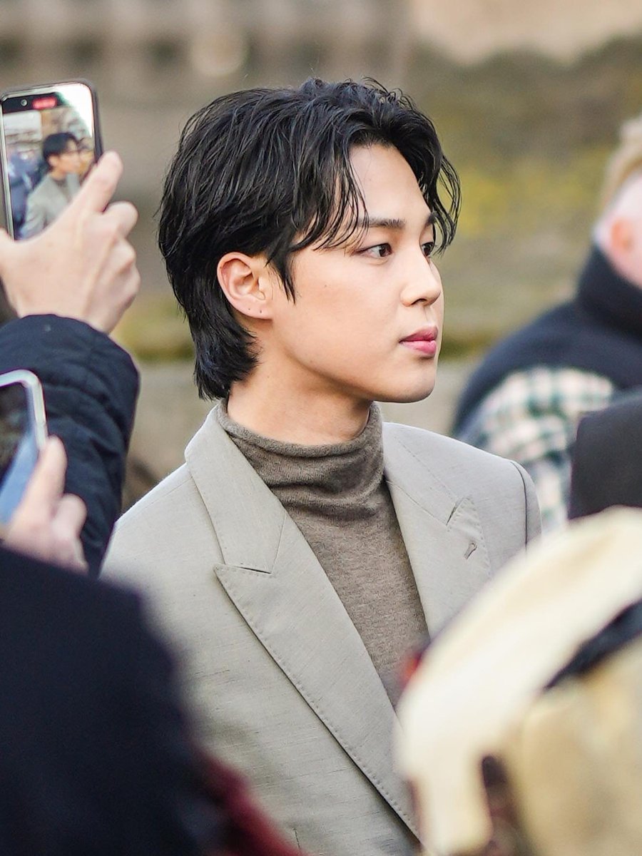 KOOKI3SLUVR's tweet photo. 「 to die for 」— #jikookau 

assassin jk gets assigned to kīll someone in Dıõr's fashion show, not expecting for his ex, jm, to be there. jk still loves jm, so he doesn't want to put him into any danger. he ends up doing so anyway, and now he has to suffer the consequences.. https://t.co/RDJBXMjniI