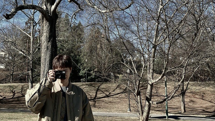 Taejl's tweet image. Cold breeze greeted air, hitting dry scales and twigs besiege scarce birds perched.  Break through the seam sheath ensuing in shivering cold phenomenon. However, that is nothing compared to the warmth heavens brimful of bliss, spending leftover of saint's day with my Analog.