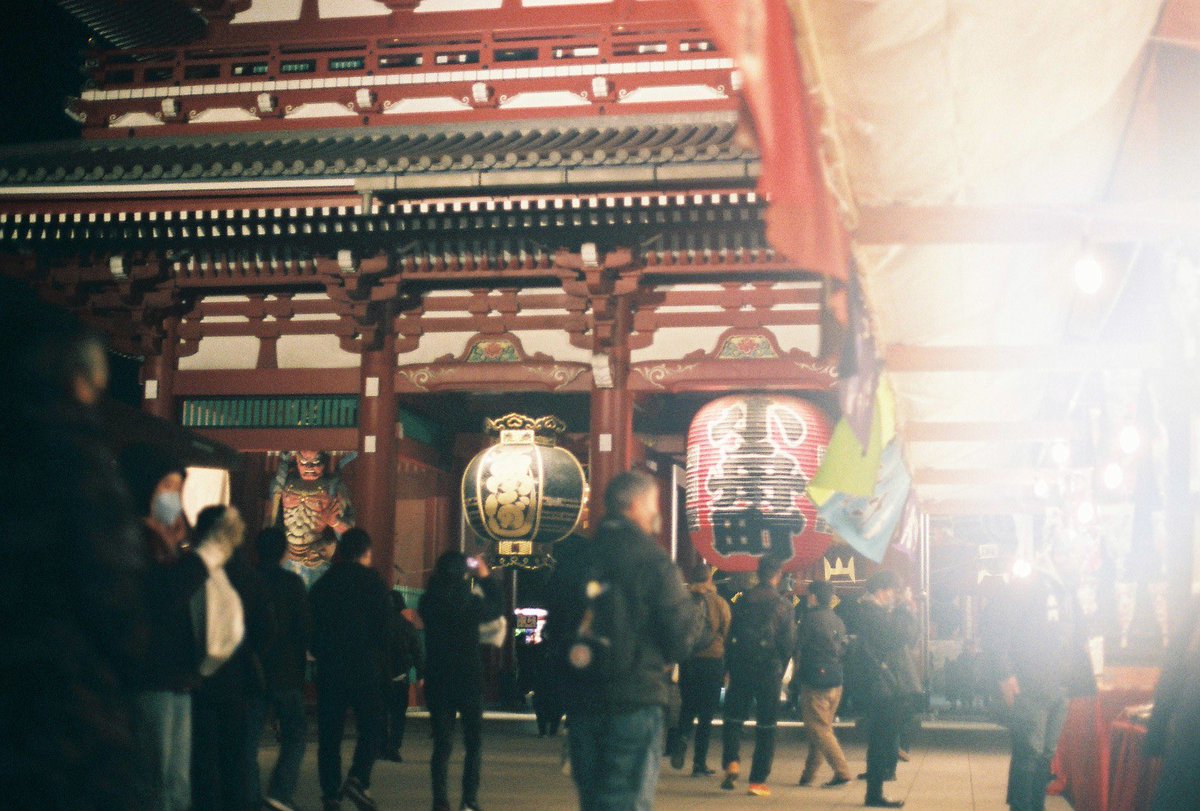 ZZZ_zkym's tweet photo. これは夜の浅草、羽子板市。

#CanonAL1
#フィルムカメラ
#filmphotography https://t.co/cWGim8CHPK