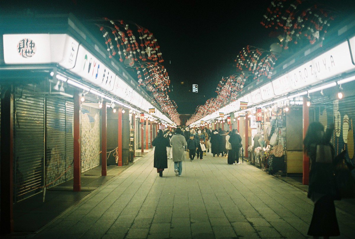 ZZZ_zkym's tweet photo. これは夜の浅草、羽子板市。

#CanonAL1
#フィルムカメラ
#filmphotography https://t.co/cWGim8CHPK