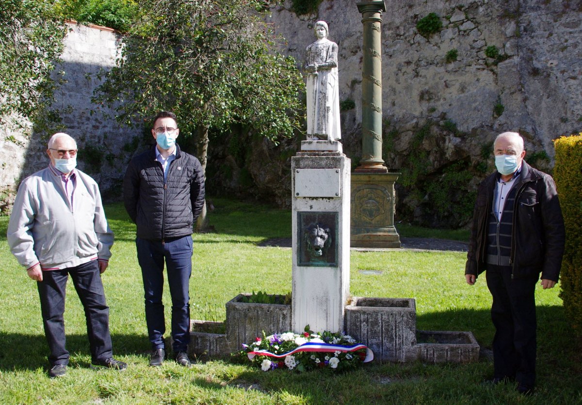 F_Desouche's tweet photo. Bourg-Argental (42) : le maire socialiste accusé de vouloir déboulonner une statue de Jeanne d'Arc
https://t.co/V5tNNvfAoD https://t.co/Kca0GCHQDg