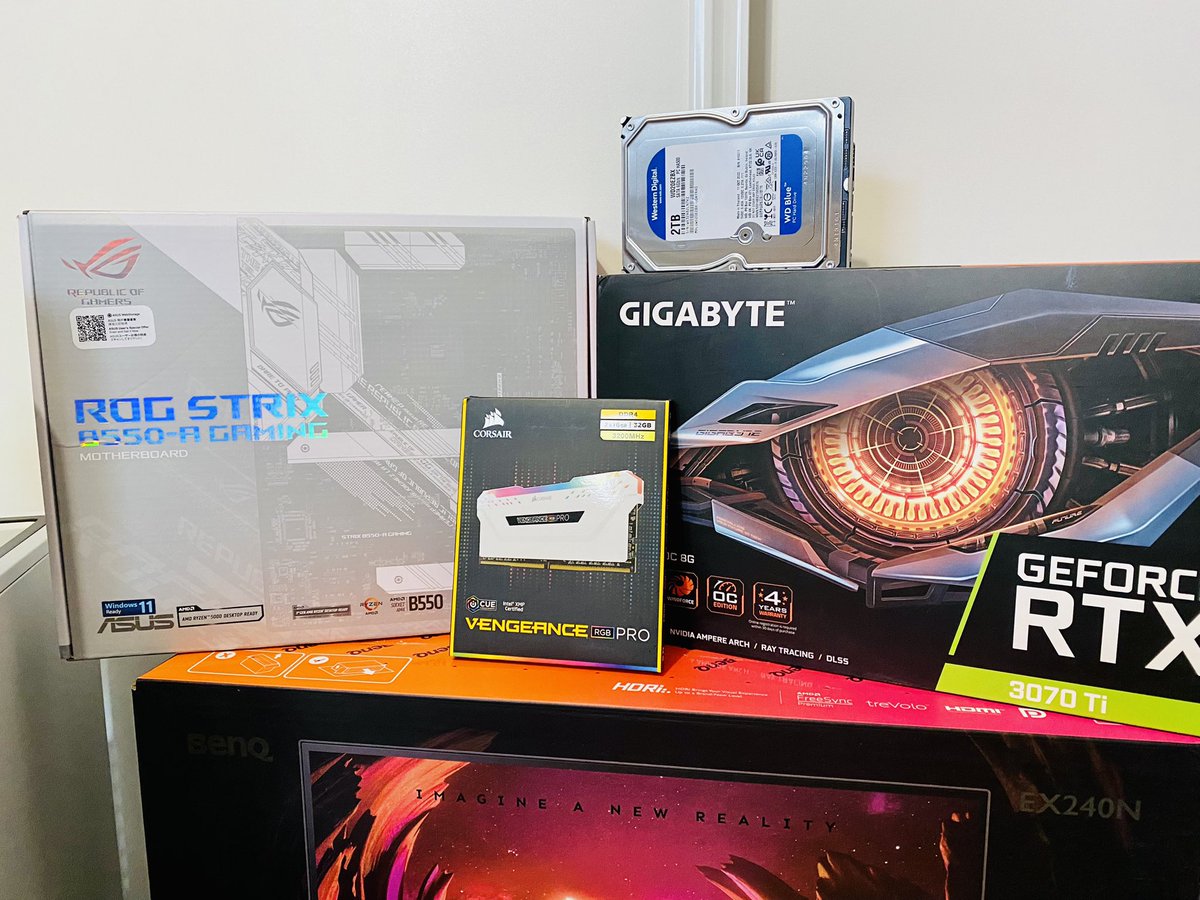 LadyNyaneko's tweet photo. Il est là ! Le nouveau #setup pour le #stream ! 🥰
Que de la qualité ! Fini les transitions qui rames 😂 #HogwartLegacy me voilà !
#asus #nouvelleconfig #setupstream #streamer https://t.co/N8xbVo7jC8