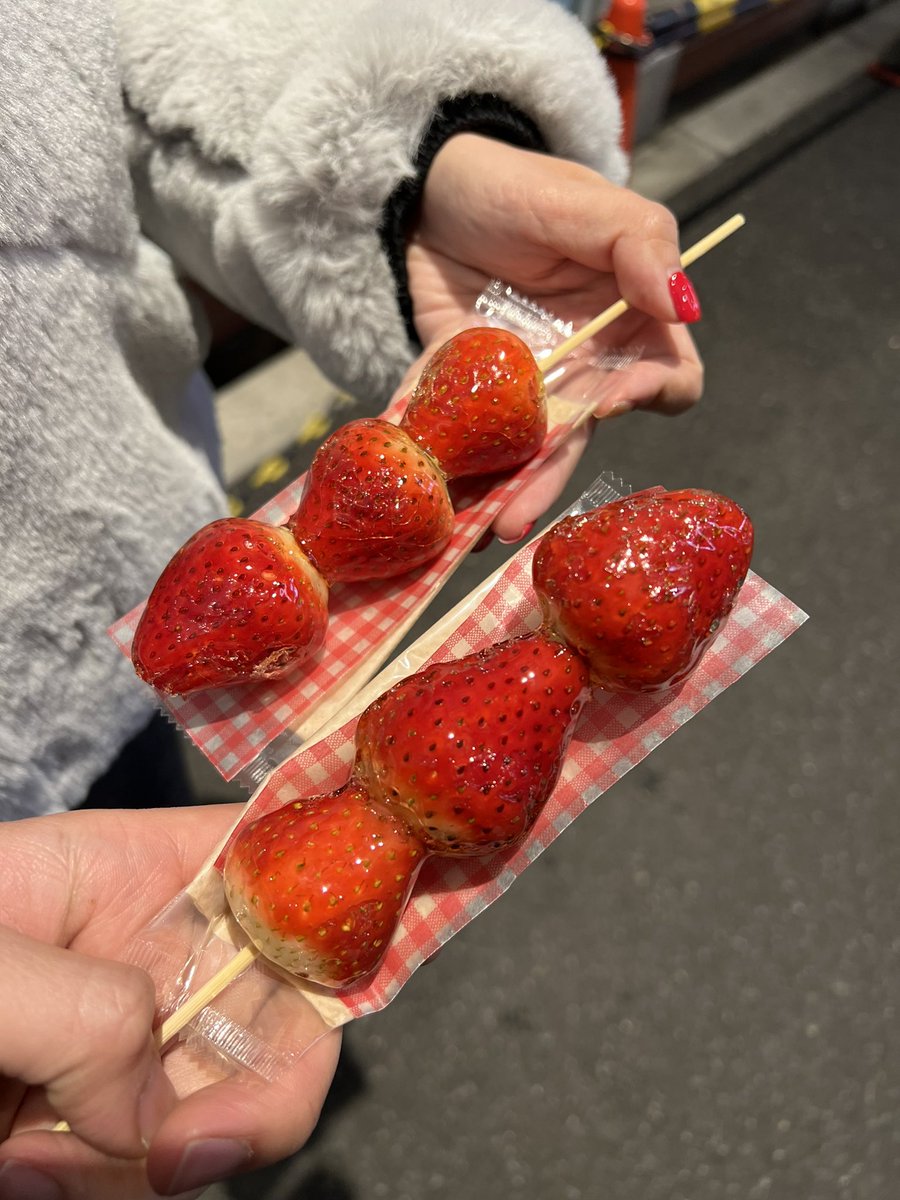 lkckyle's tweet photo. Happy to meet @baobaoz_nft in Osaka!(btw this syrup-coated strawberry is so good, must try!) https://t.co/zGLkaXeDKM