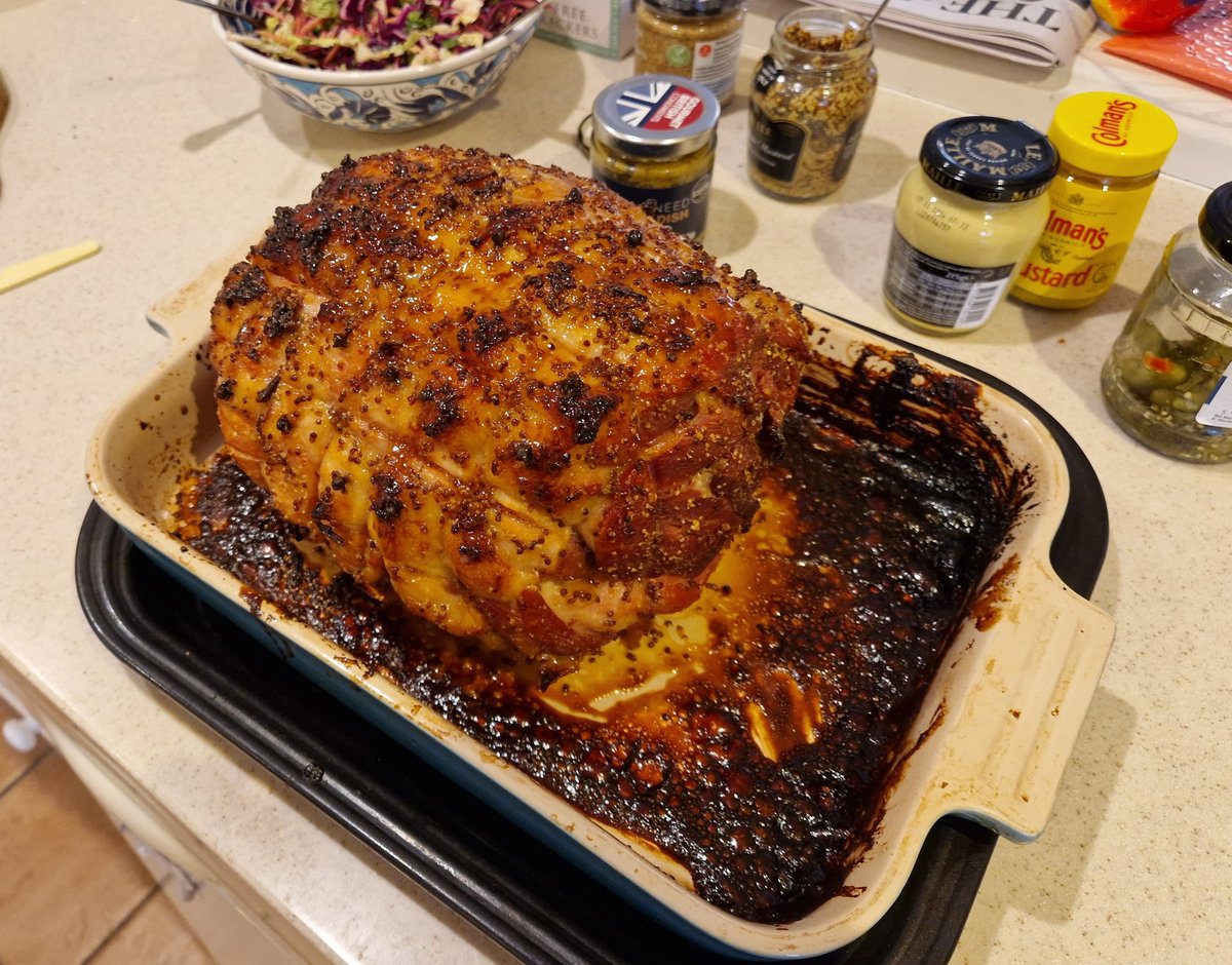 bobbydugnutt111's tweet photo. IMPORTANT HAM UPDATE
The ham!
RIP my fave baking dish
#HamTwitter https://t.co/ggn2UJQpAH